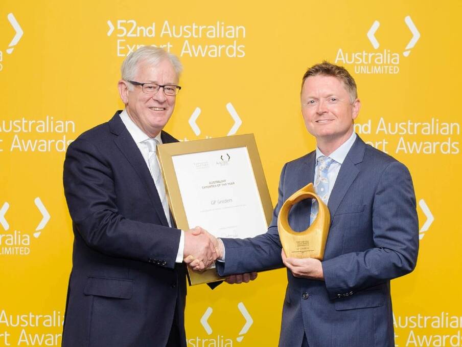 Federal Minister for Trade and Investment Andrew Robb congratulates GP Graders director Stuart Payne on winning the 2014 Exporter of the Year Award. 